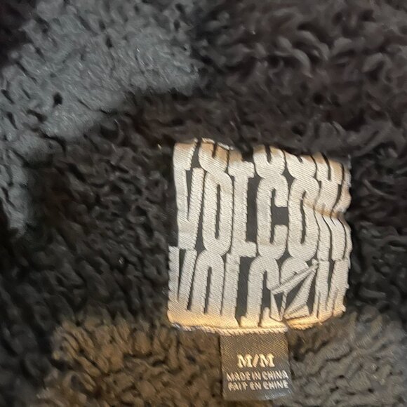 Volcom Black Hoodie - Thick for the cold winter - Picture 4 of 4